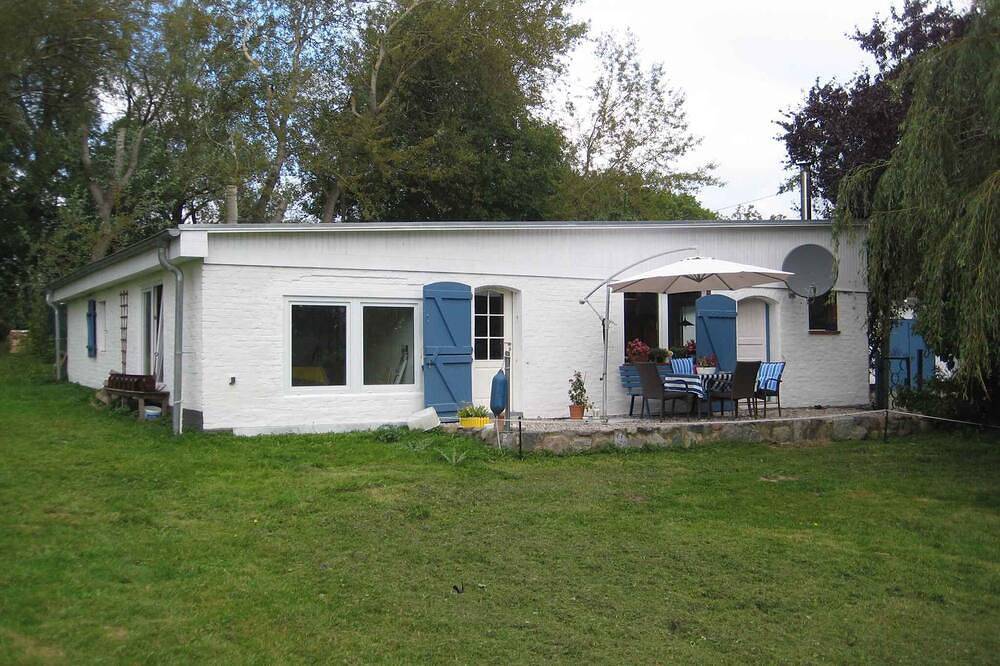Ferienhaus mit Terrasse und großer Sonnenwiese in Puddemin, Poseritz