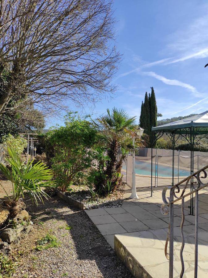 Gîte pour 2 personnes, avec vue et jardin ainsi que terrasse et piscine à Cabasse