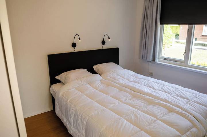 Familie bungalow op vakantiepark bij zee in Nederlandse Noordzeekust