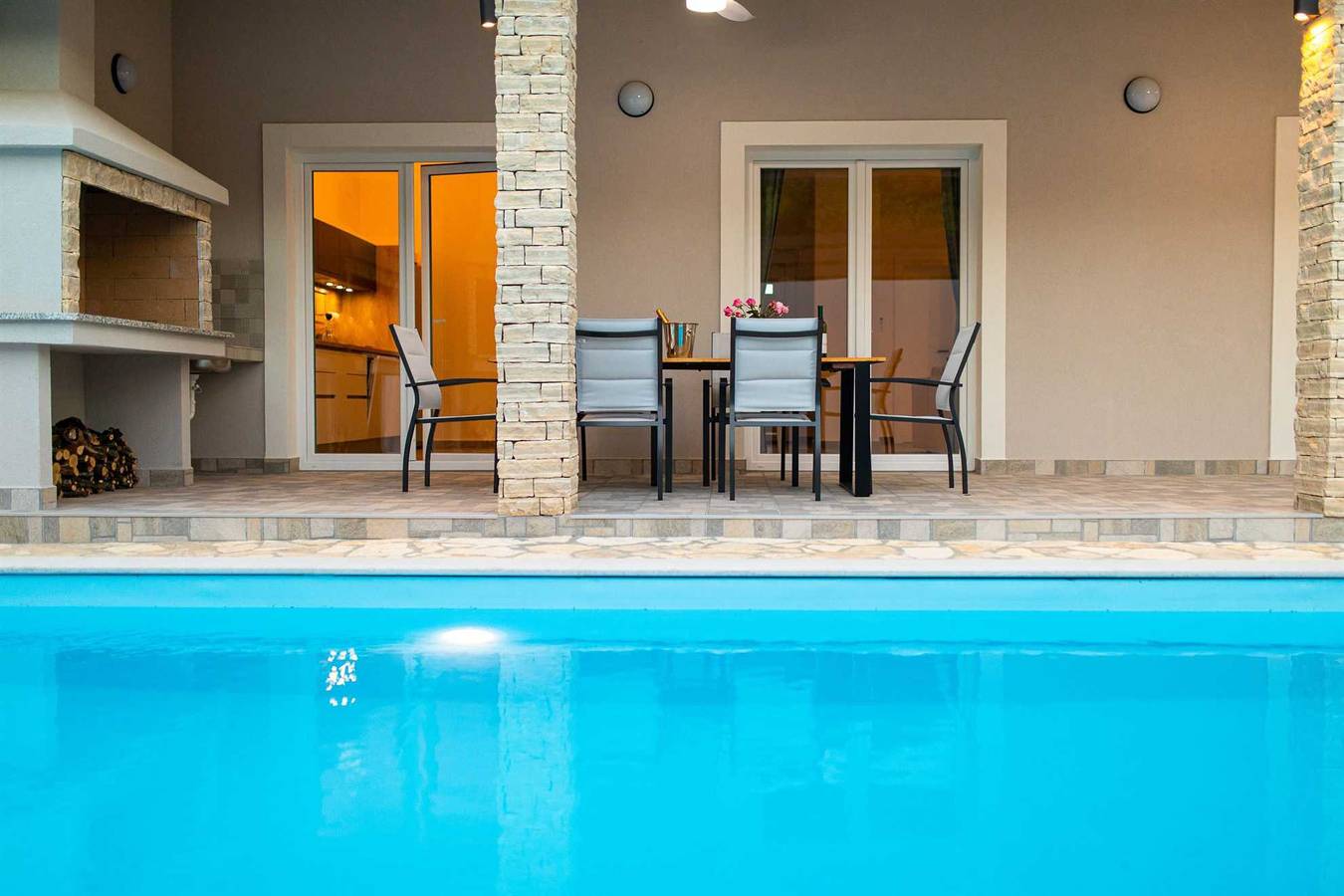 Villa Sandrina mit beheiztem Pool und großem Garten in Krk Stadt, Krk