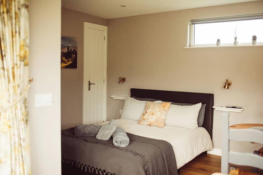Luxury self-catering cabin - panoramic mountain views, short walk from the beach in Brogaig, Highlands