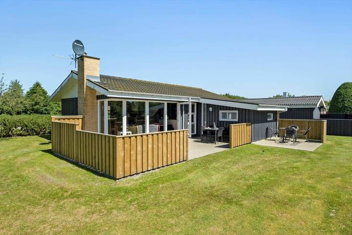 Ferieudlejning for 6 personer, med terrasse i Egense