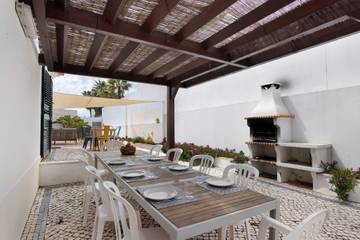 Villa for 10 Guests in Albufeira, Algarve, Picture 1