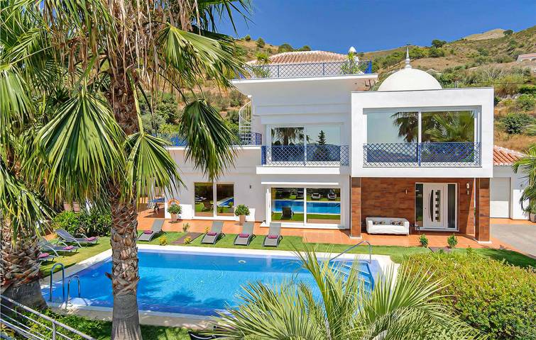 Apartamento con terraza junto a la piscina, aire acondicionado e Internet. in Canillas de Albaida, Provincia de Málaga