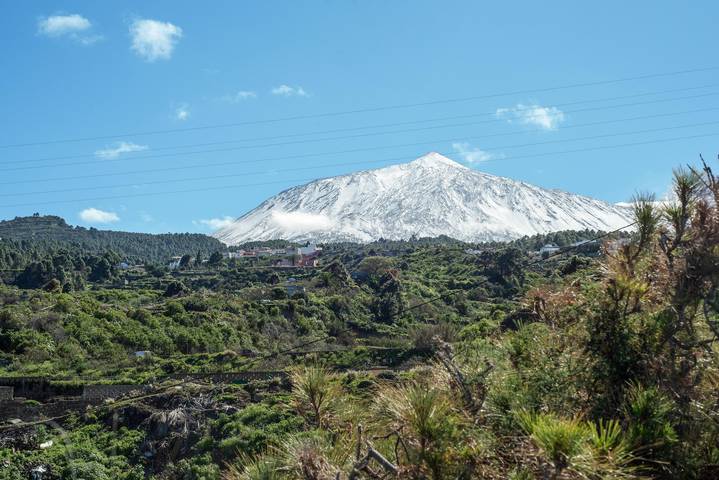 Rural Holiday Home ‘Finca Mar y Teide’ with Sea View, Mountain View, Wi-Fi & Terrace in Las Longueras, La Guancha
