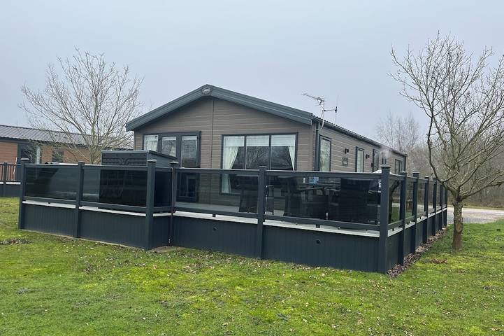 Log cabin for 4 people, with hot tub and terrace in Woodhall Spa