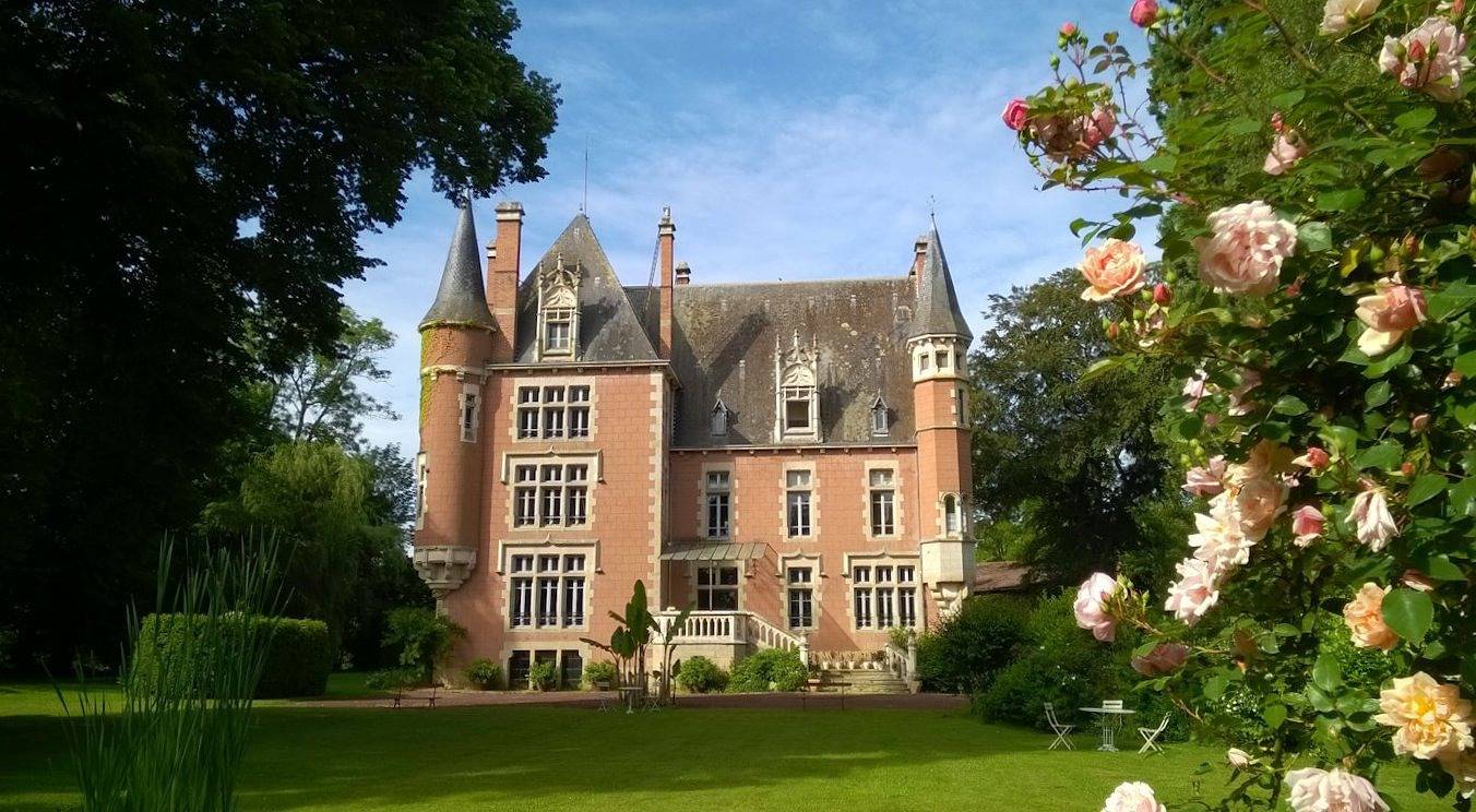 Château de la Vernède - Chambre Séquoia in Saint-Rémy-de-Chargnat, Parc Naturel Régional Livradois-Forez