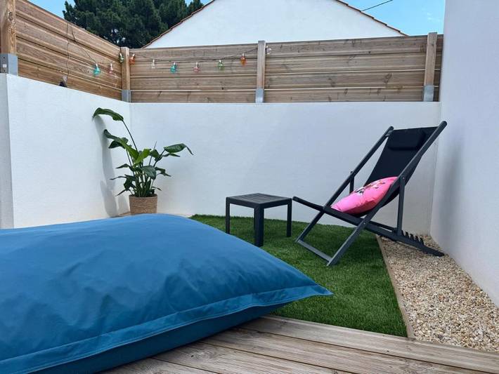 Location de vacances pour 4 personnes, avec Terrasse ainsi que Jardin et Vue dans Plage De La Paree Du Jonc - 3