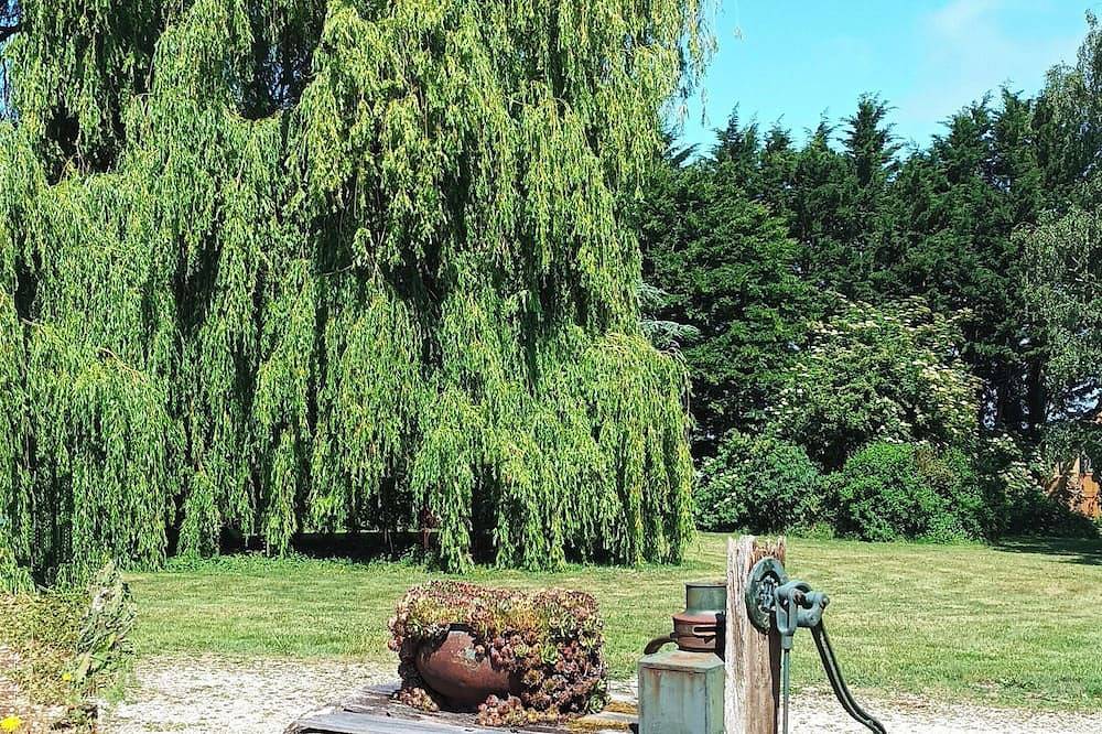 Romantic gîte for two in a green setting in Mittois, Lisieux und Umgebung