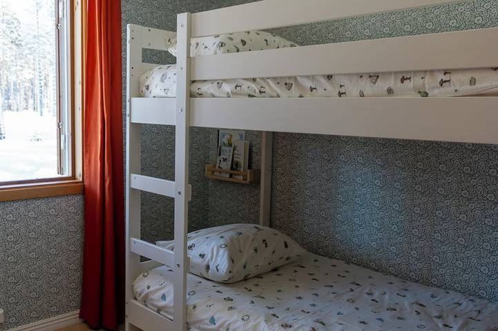 Spacious 4p cottage with fireplace in beautiful bathing site in Jämtland