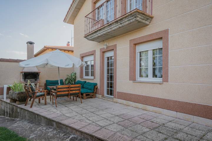 Casa rural para 12 personas, con Balcón y Jardín