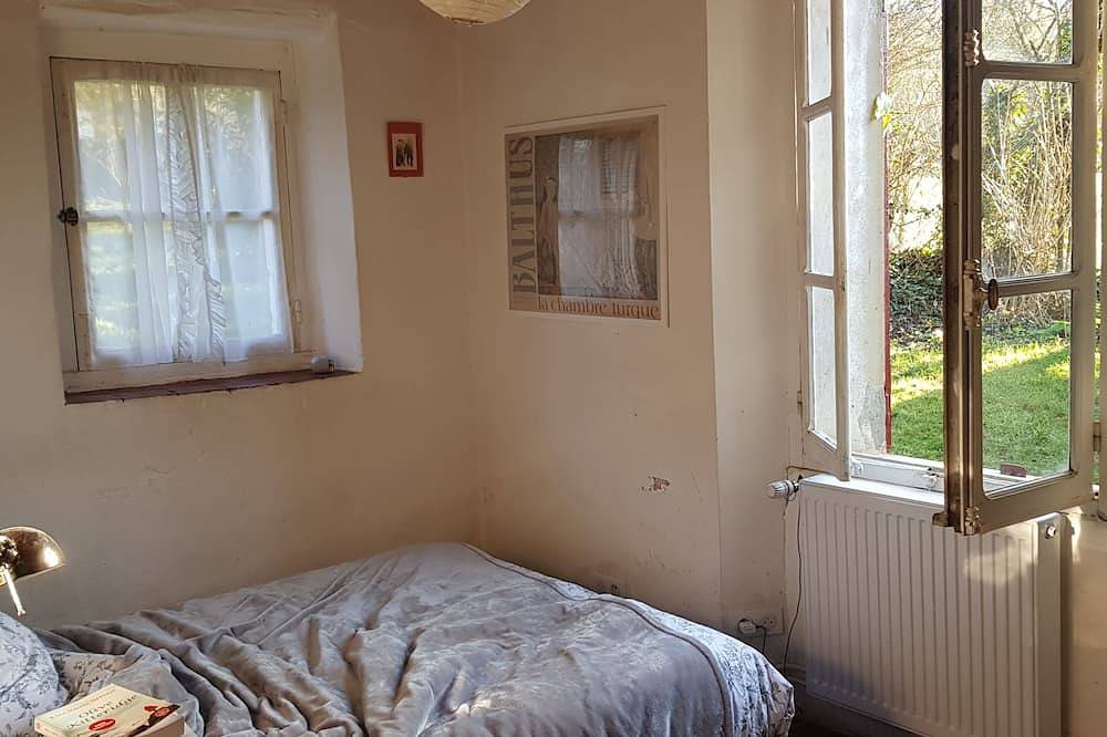 Jolie maison de campagne avec grand jardin in Diges, Région d'Auxerre