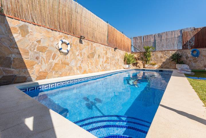 Tranquila casa a poca distancia de las principales atracciones con piscina, terraza, jardín in Benalmadena Pueblo, Benalmádena