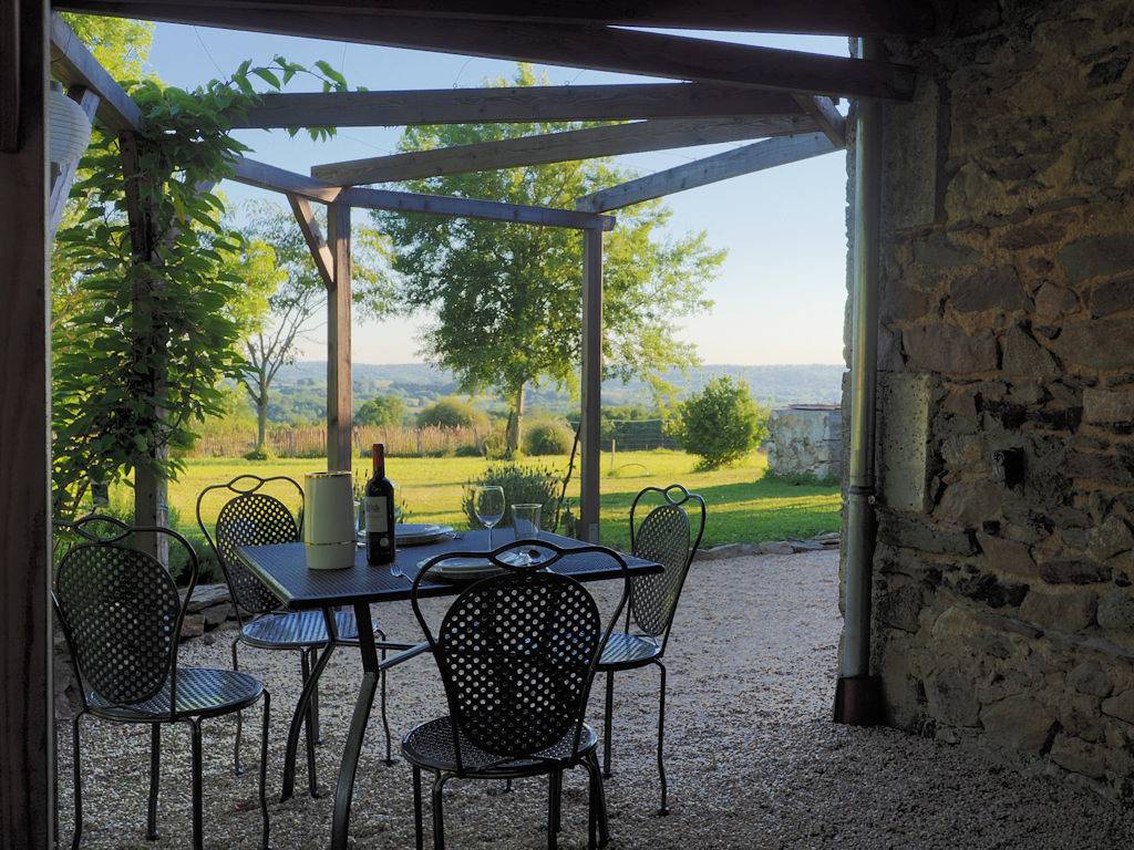 La Maison au Verger avec grand jardin et vue au loin in Milhac-de-Nontron, Parc naturel régional Périgord-Limousin