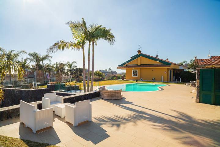 Ferienwohnung für 8 Personen, mit Balkon und Whirlpool sowie Garten und Kinderpool