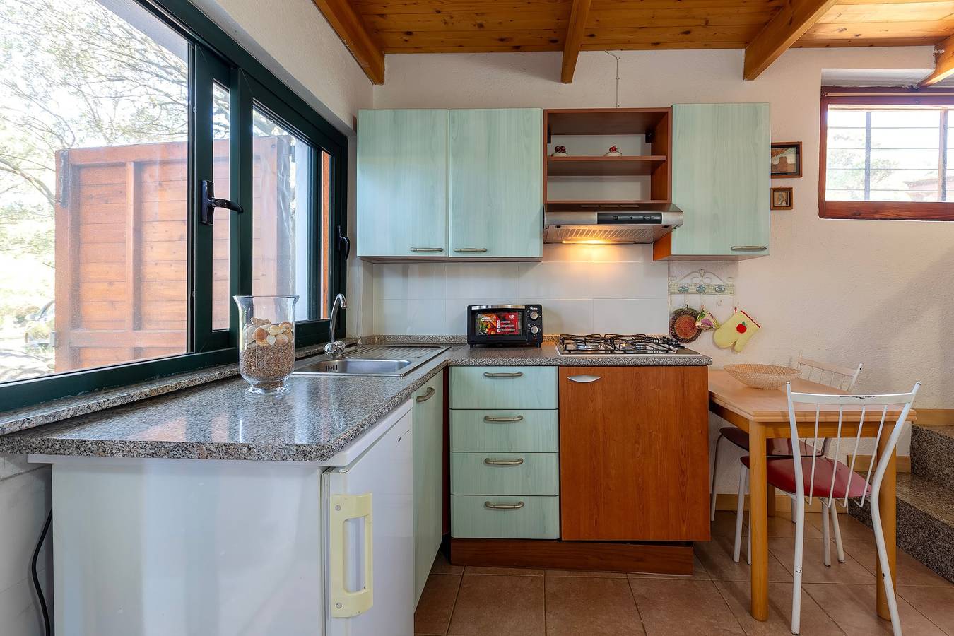 Apartamento inteiro, Apartamento 'Monolocale' com vista para o mar, jardim privado e ar condicionado in Pischinazza, Trinità d'Agultu e Vignola