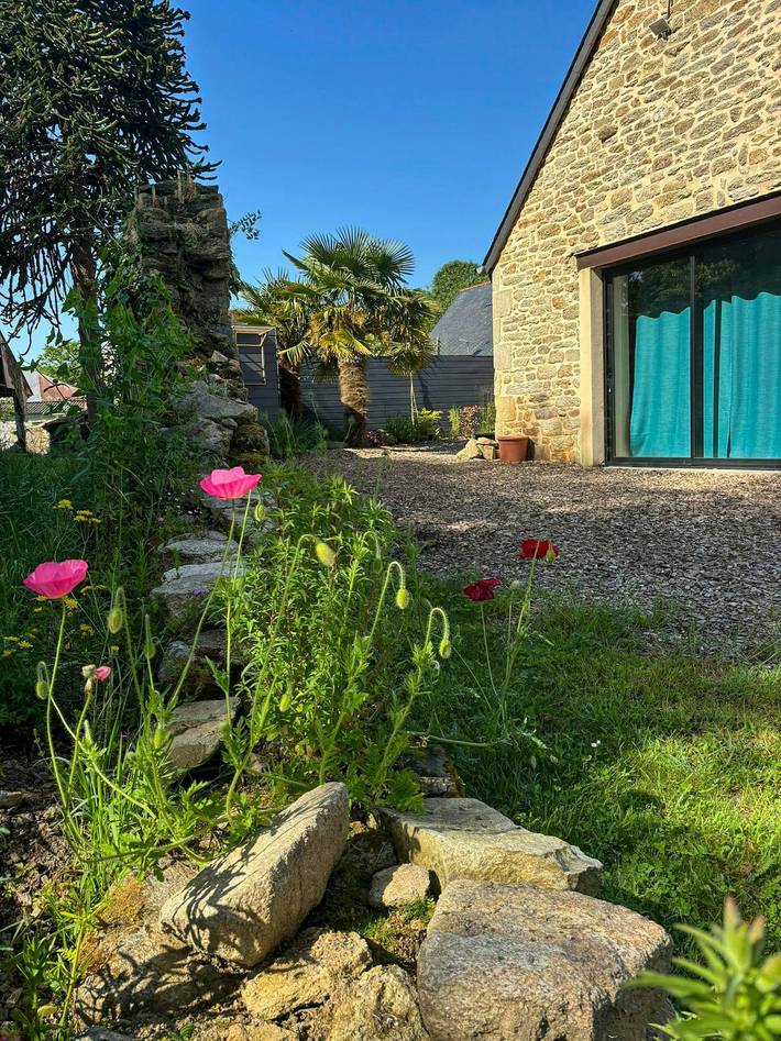Vous découvrez une maison en pierre et sa dépendance au cœur du Pays Bigouden. in Pont-l'Abbé, Région de Quimper