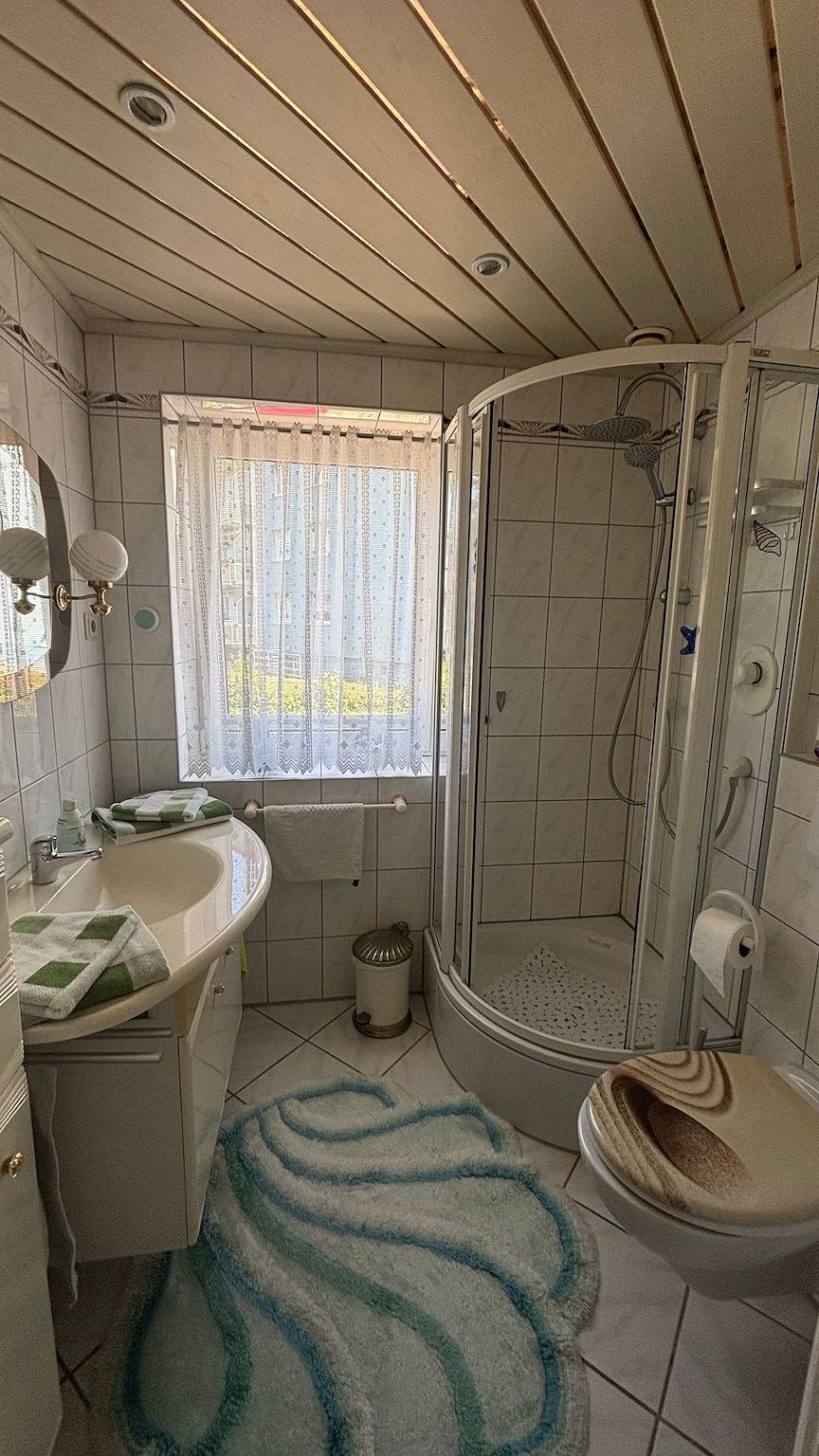 Ganze Wohnung, Ferienwohnung 'Emely' mit weitläufigem Meerblick und Balkon in Sassnitz, Nationalpark Jasmund