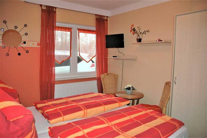Bungalow für 6 Personen, mit Balkon/Terrasse und Terrasse sowie Garten in Karlshagen - 3