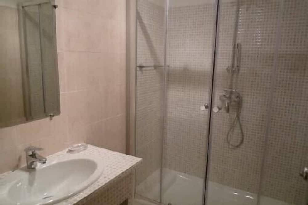 Ganze Wohnung, Napoule - Großes Studio - Terrasse auf Garten - 100m Des Plages in Mandelieu-la-Napoule, Massif de l'Esterel