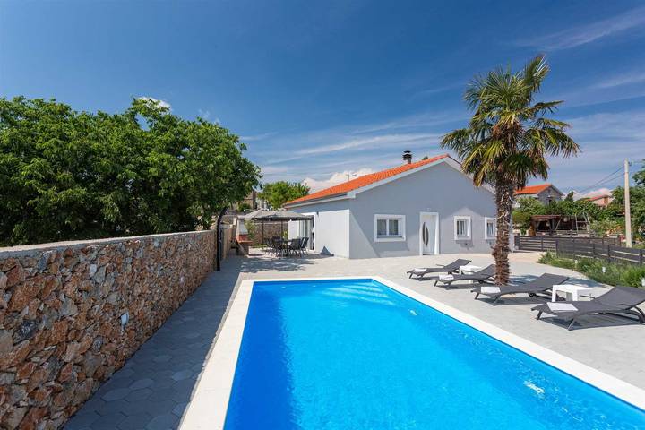Ferienhaus für 8 Personen, mit Garten und Balkon sowie Pool, kinderfreundlich in Vrbnik