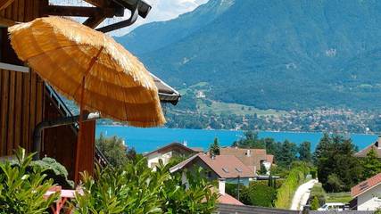 Gîte pour 2 personnes, avec vue sur le lac ainsi que jardin et vue à Sévrier
