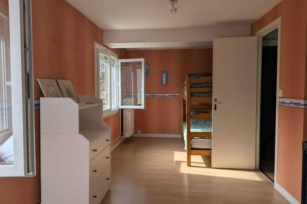 Maison familiale en centre bourg avec jardin et garage in Ahun, Région de Guéret