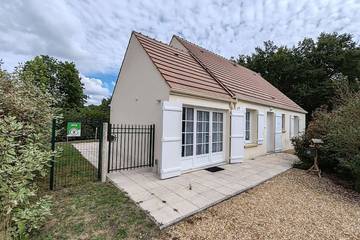 Gîte pour 6 personnes, avec jardin à Donnery