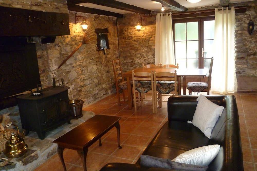 Gîte avec Scandinavian bain à remous pour un usage exclusif des clients. in Bussière-Poitevine, Région de Bellac