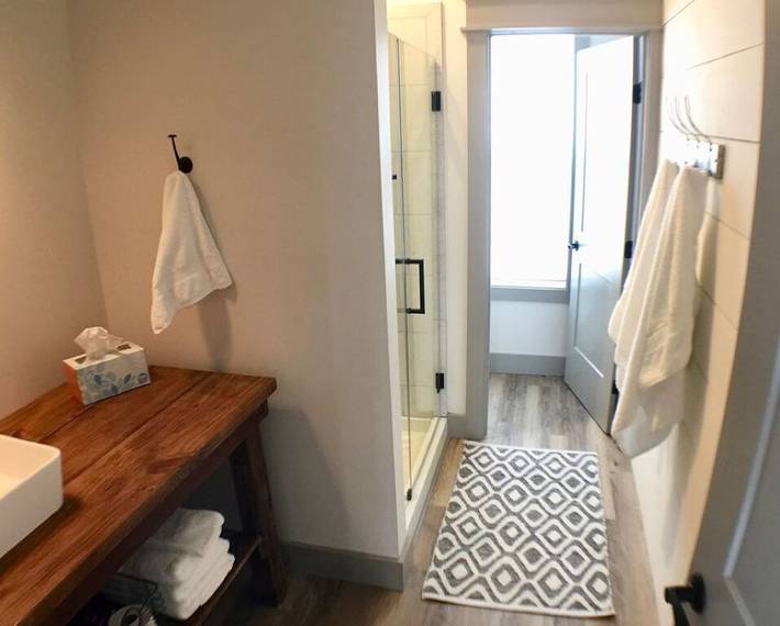 Vacation rental for 12 people, with yard and hot tub as well as pool in Lake James