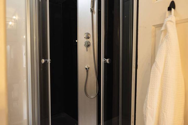 Entire apartment, Zaandam stay, 15 min to Amsterdam & Zaanse Schans in Zaandam, Dutch Coast