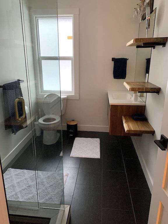 Diver Lake Dream- Entertainers kitchen, hot tub, large deck, fenced yard,gardens in Nanaimo, Regional District of Nanaimo