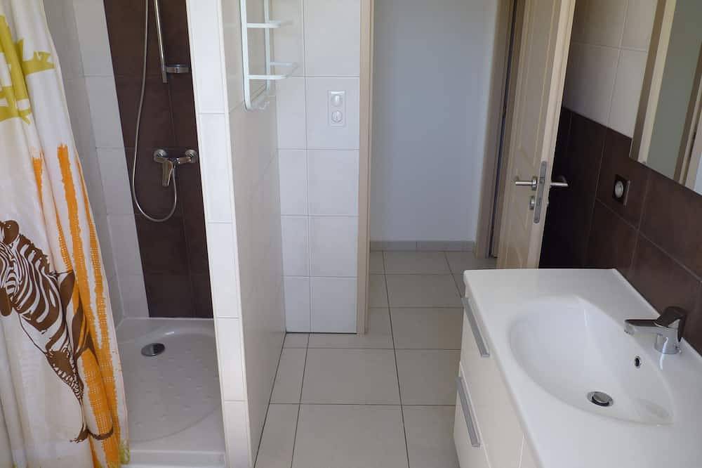 T2, Rez de villa climatisé à la Campagne, proche Ajaccio, piscine 8/4 mètres. in Afa, Région d'Ajaccio