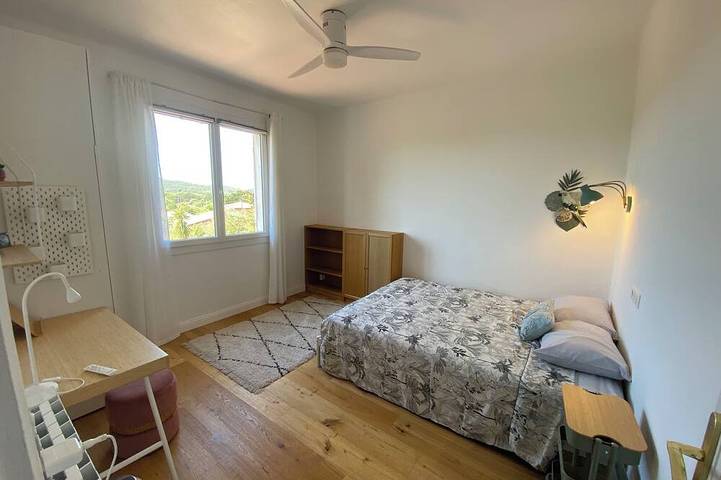Appartement entier, Appartement haut de villa lumineux de 82 m2, jardin, piscine, terrasse ombragée in Bormes-les-Mimosas, Parc national de Port-Cros