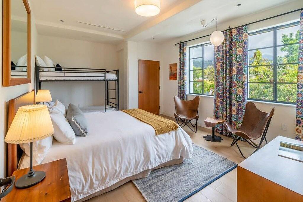 Ganze Wohnung, Kultiger Stil und farbenfrohe Details - atemberaubendes Zuhause in der Innenstadt von Santa Barbara! *Neu* in Santa Barbara, Santa Barbara County