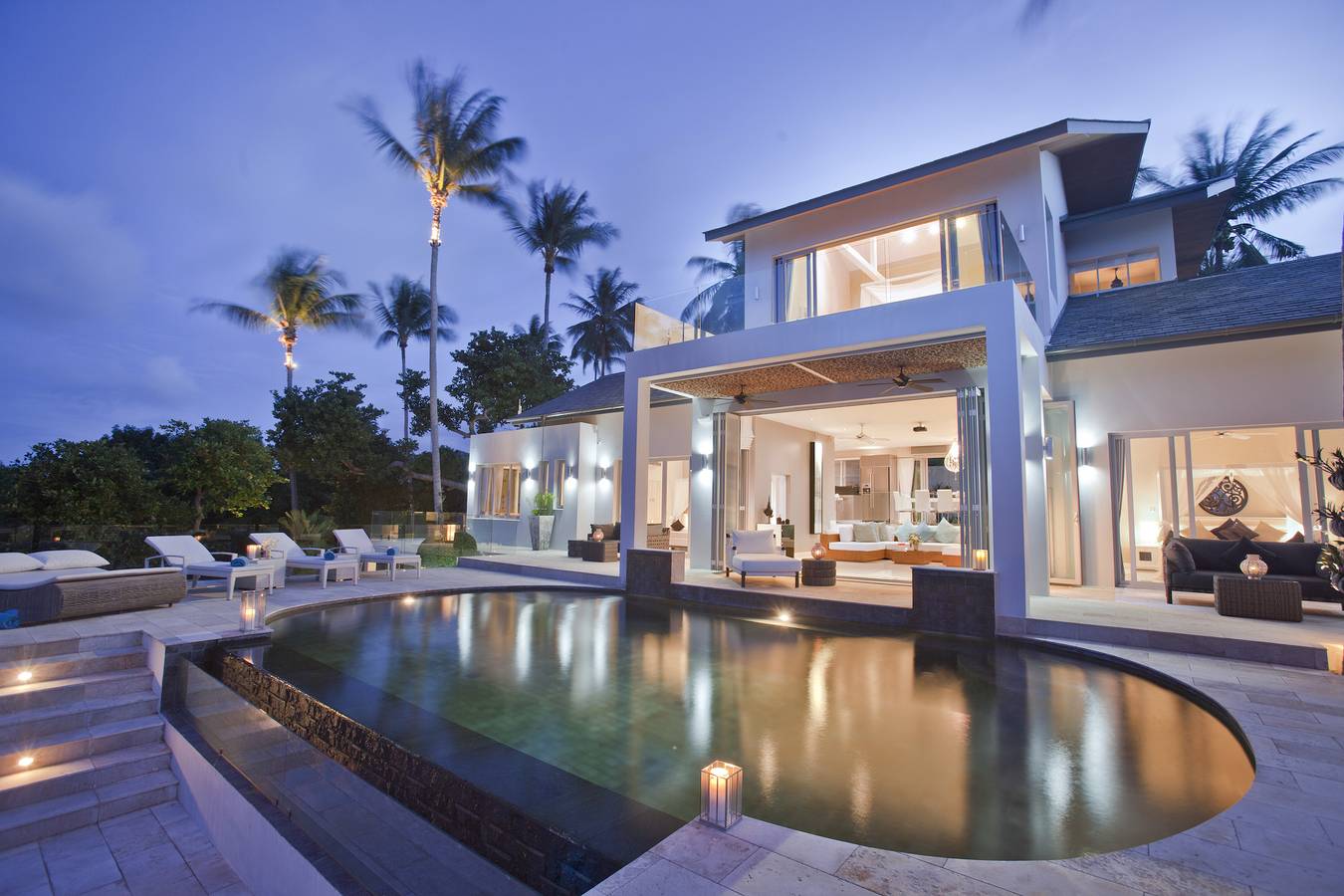 Villa Sarasuz es una villa de lujo de 5 estrellas situada en la prestigiosa colina de Bophut in Koh Samui