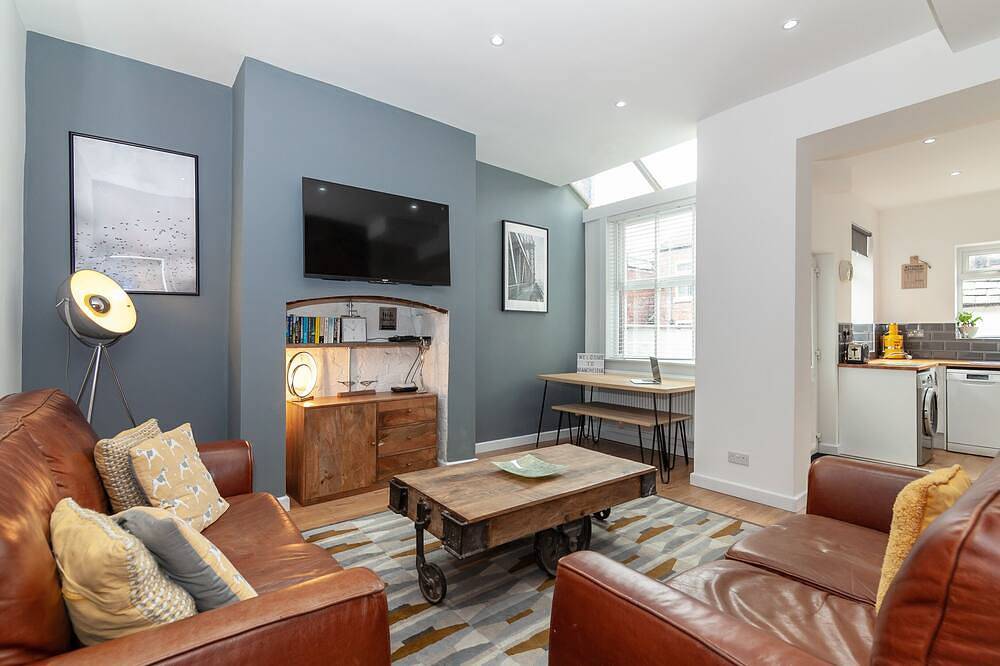 Park House, Swinton - Large 4 Bedroom House, Close to Manchester City Center in Greater Manchester
