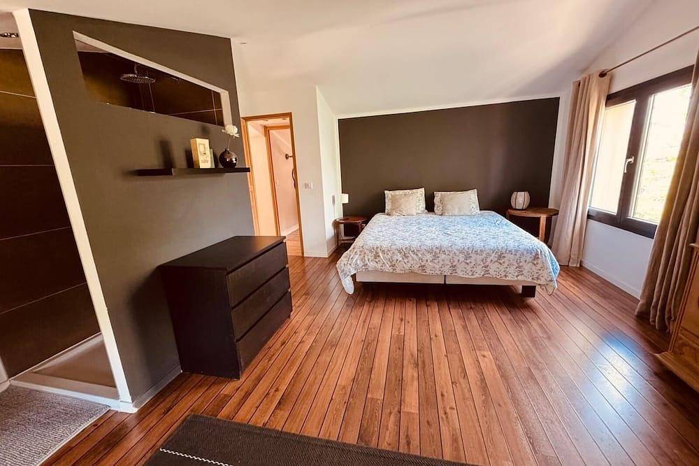 Mas renovado 6 dormitorios y 4 baños, piscina climatizada in Villevieille, Region de Nimes