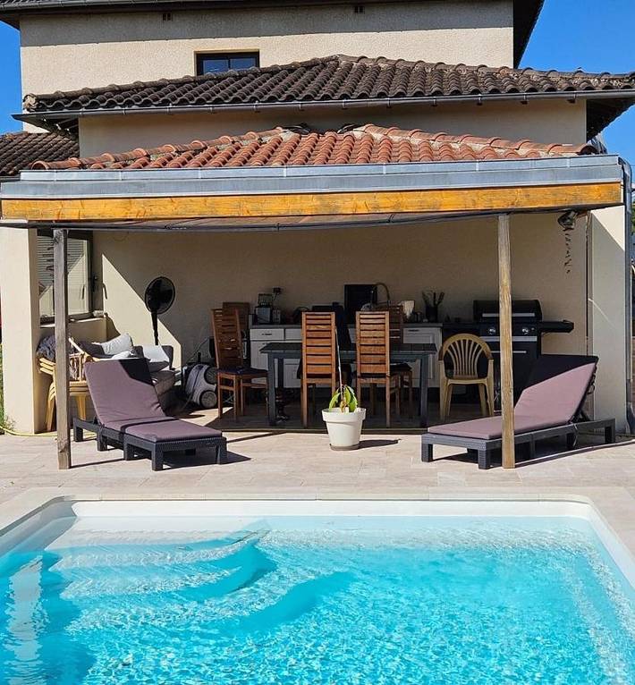 Location de vacances pour 4 personnes, avec piscine ainsi que vue et jardin, adapté aux familles à Salvagnac - 2