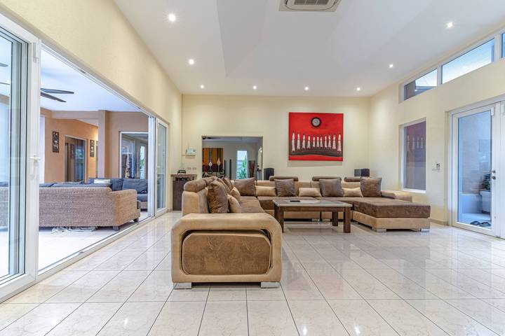 Villa for 12 people, with hot tub and garden in Pattaya