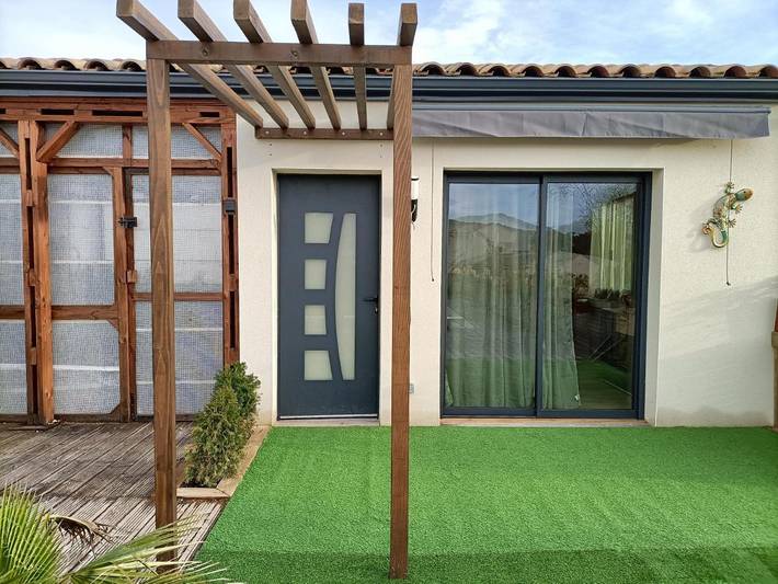 Location de vacances pour 2 personnes, avec terrasse et piscine à Saint-Laurent-de-Carnols