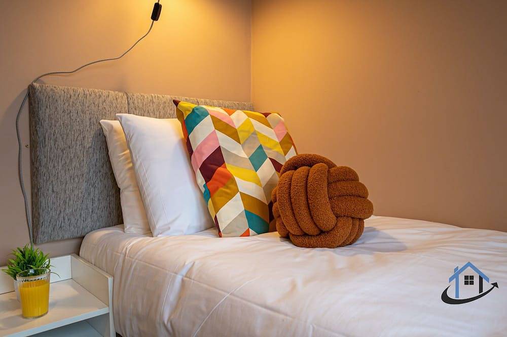 King beds workspace corporates parking sleeps 8 in Northampton, Northamptonshire