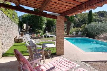 Gîte pour 10 personnes, avec jardin et terrasse à Mérindol-les-Oliviers