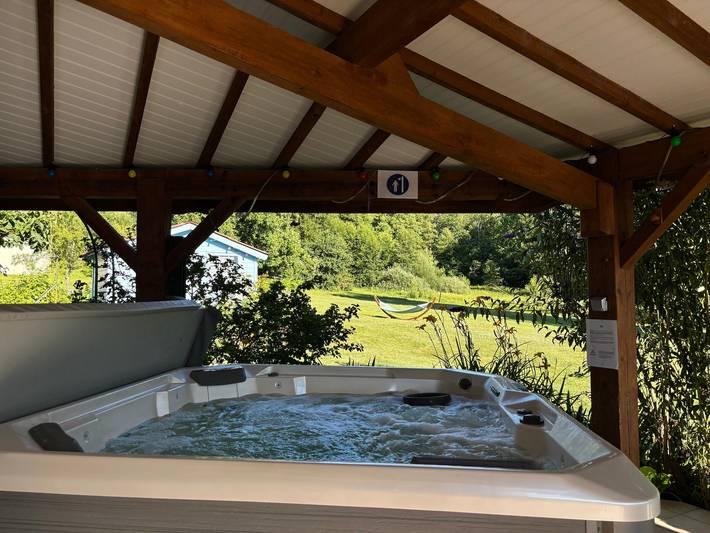 Gîte pour 10 personnes, avec Jacuzzi ainsi que Terrasse et Jardin