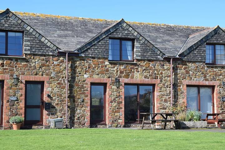 Vacation rental for 4 people, with yard in South West England