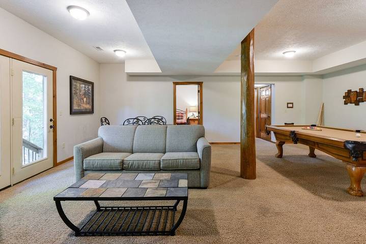 Vacation house for 22 people, with terrace and hot tub as well as pool in Missouri