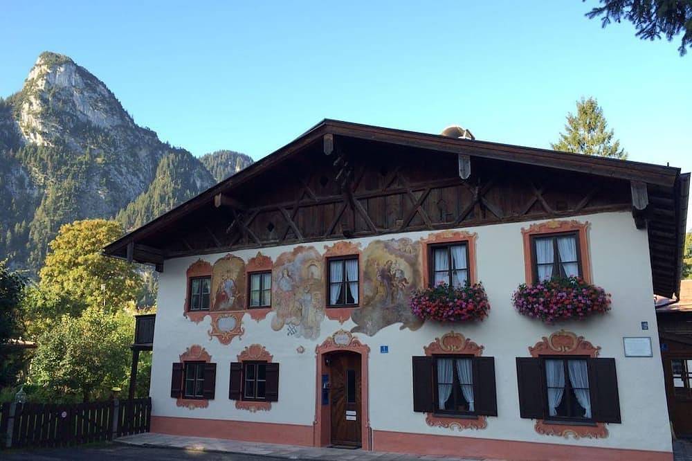 Ganze Wohnung, Ferienwohnung \"Sonnengelb\" - Ferienwohnungen im Lüftlmalereck, Mussldomahaus in Oberammergau, Bayerische Alpen