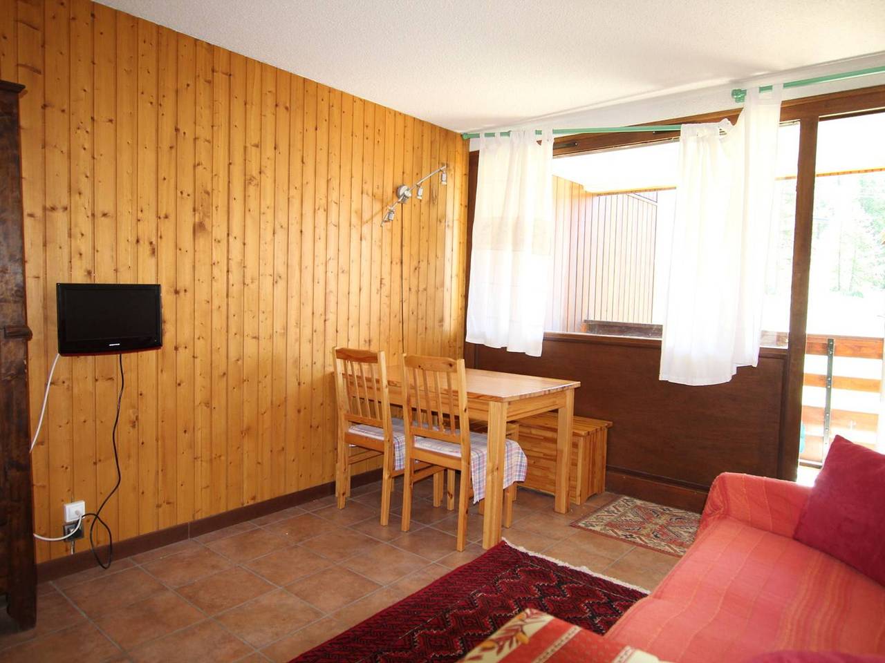 Apartamento entero, Apartamento alpino: 6 personas, 3 dormitorios, acepta mascotas, cerca pistas, terraza, wifi opcional. in Montgenèvre, Briançon region