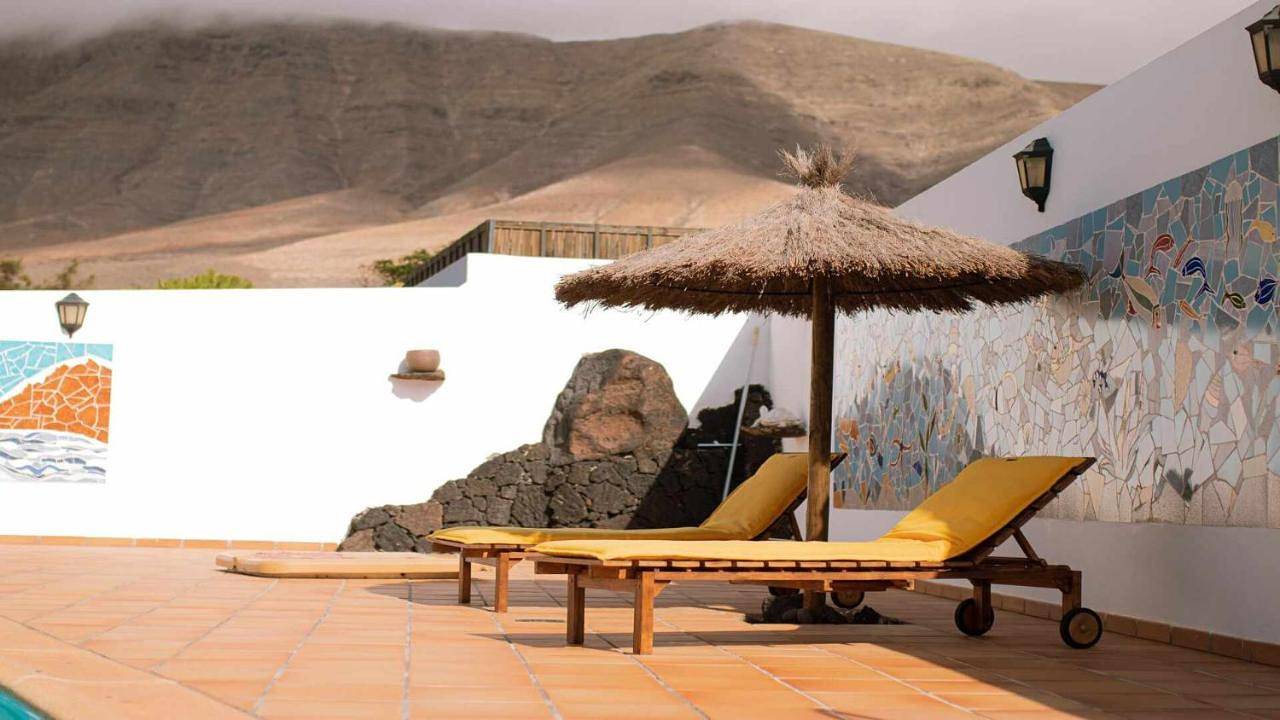 Bungalow Allende Famara con piscina privada y Ac in Playa Famara, Teguise