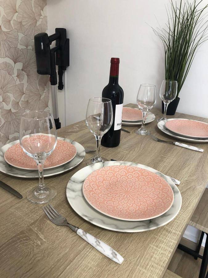Appartement entier, One-Bedroom Apartment with Terrace in Vaujours, Seine-Saint-Denis